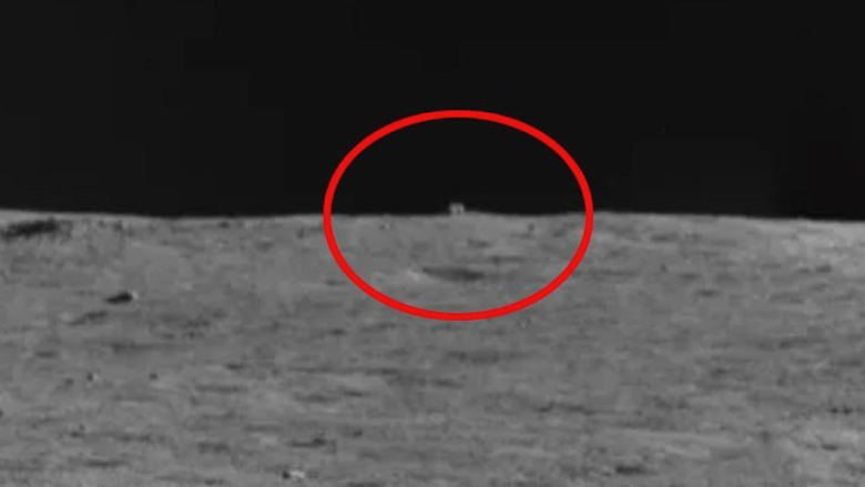 Imagem registrada pelo jipe-rob Yutu 2 mostra um estranho objeto no horizonte, a 80 metros do local de pouso da misso Change'e 4, na face oculta da Lua.<BR>