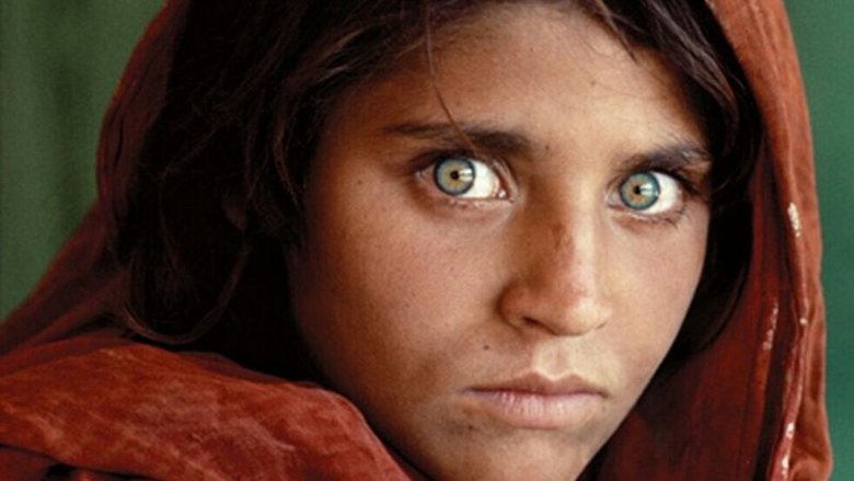 Em 1984, a National Geographic publicou na capa da revista o rosto de uma menina de belos olhos, refugiada do Afeganisto. Em 2002 a jovem foi identificada como Sharbat Gula e sua histria foi contada na edio de maro de 2003 da revista.  Crdito: National Geographic.<BR>