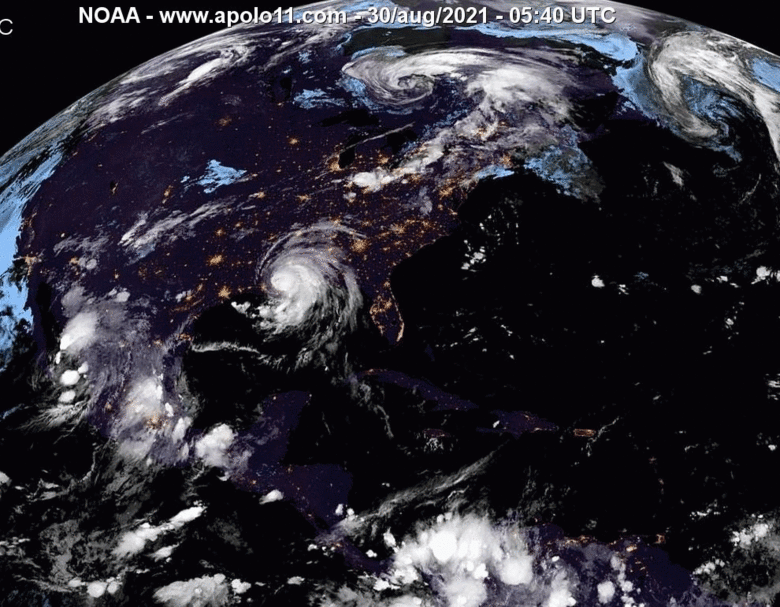 No centro da Imagem, dentro do Golfo do Mxico vemos o furaco Ida, que chegou a tocar a costa estadunidense com ventos de categoria 4, de 250 km/h.<P>