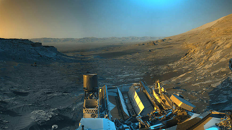 Composio panormica feita a partir de duas imagens registradas pelo jipe-rob Curiosity, em 16 de novembro de 2021.