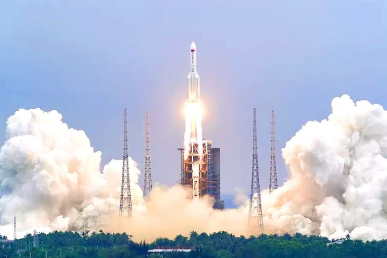 Lanamento do foguete Longa Marcha 5, que levou o primeiro mdulo da futura estao espacial chinesa ao espao, no dia 29 de abril de 2021. 