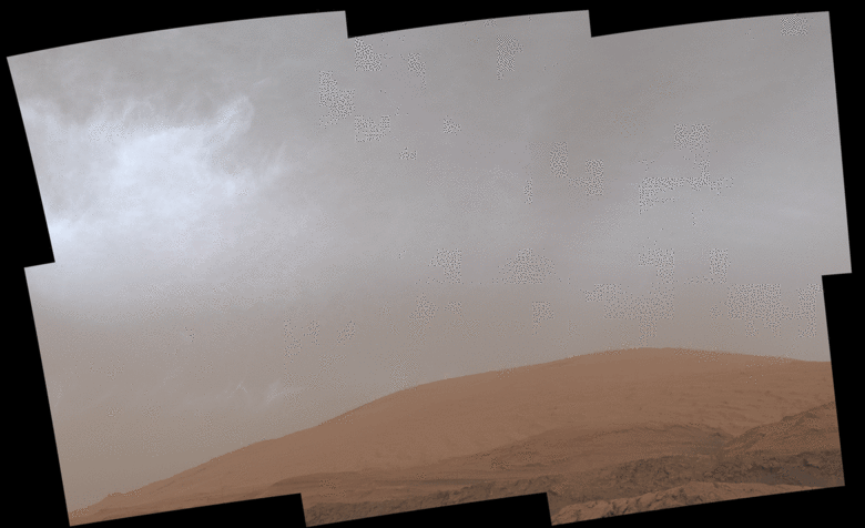 Esta imagem, registrada pelo jipe rob Curiosity mostra nuvens brilhantes em movimento sobre o Monte Sharp, em Marte. A cena foi registrada em 19 de maro de 2021.