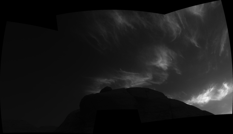 Imagem registrada pela cmera de navegao do jipe Curiosity mostra iridescentes excitadas pela luz do Sol quase se pondo. Foto registrada em 28 de maro de 2021.