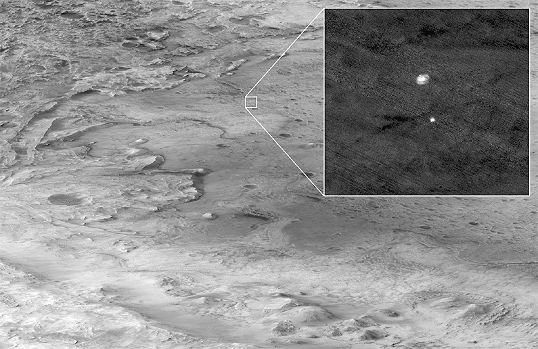 Registro feito pela sonda MRO, em orbita do planeta Marte. Na cena, alm do paraquedas da misso Perseverance aberto  possvel ver tambm parte de um antigo delta, que h 3 bilhes de anos possivelmente fluiu gua lquida em direo  cratera Jezero, vista  esquerda.