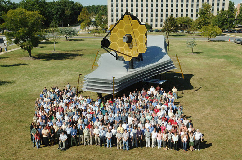 Maquete em tamanho real do Telescpio James Webb permite comparar melhor o seu tamanho.