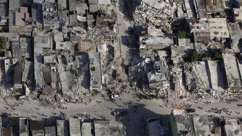 Terremoto em Porto Prncipe, Haiti, em janeiro de 2010. O evento atingiu 7.0 magnitudes e produziu intensas deformaes na crosta da Terra. 