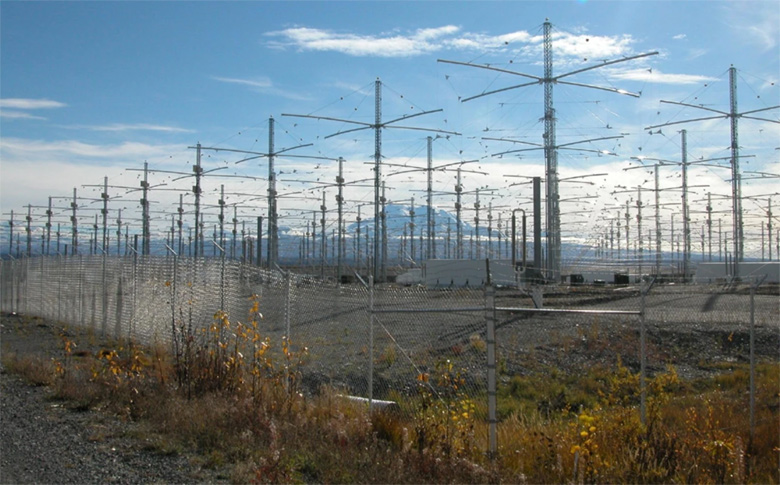 O Projeto HAARP  uma iniciativa da Universidade do Alasca e utiliza um arranjo de 180 antenas para emitir sinais eletromagnticos contra a ionosfera, com o objetivo de estudar as mudanas climticas. 