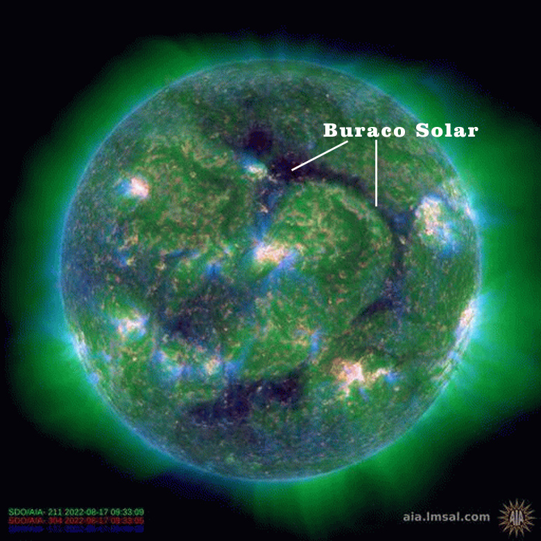 Imagem do Sol registrada pelo telescpio espacial SDO em 17 de agosto de 2022 mostra a dimenso do buraco solar faceado em direo  Terra.