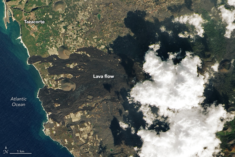 Imagem registrada pelo satlite LANDSAT 8 em 15 de dezembro de 2021, aps a erupo do vulco Cumbre Vieja, mostra a incrvel quantidade de fluxos de lava que tomaram conta da ilha.<BR>