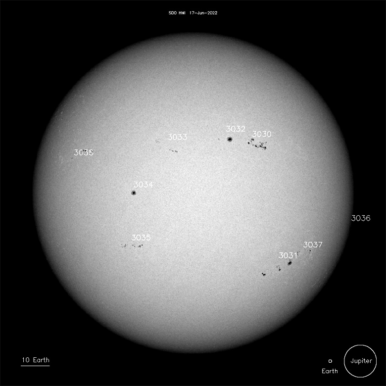 Imagem do Sol registrada em 17 de junho de 2022 pelo satélite de Dinâmica Solar, SDO, da Nasa, mostra 9 grupos de manchas solares, com destaque para a Região Ativa AR3031. 