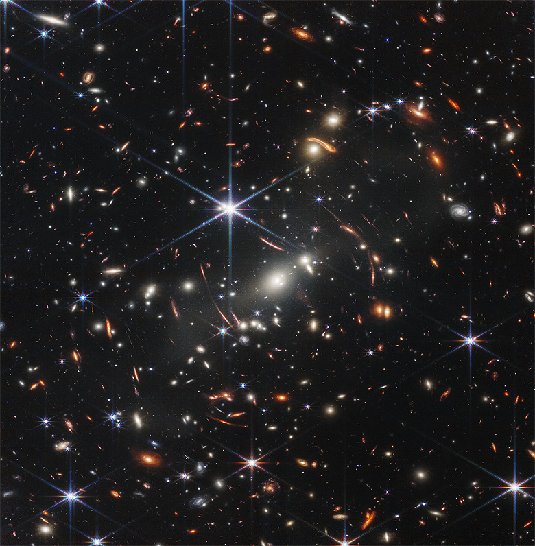 Cena registrada pelo telescpio James Webb revela com extrema nitidez o aglomerado de galxias SMACS 0723. Para se ter uma ideia da resoluo, o campo de viso  equivalente  observar uma parte do Universo atravs de um buraco de agulha.
