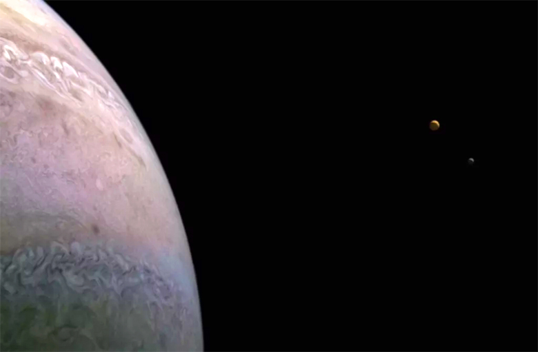 Jpiter e as luas Io e Europa registrados pela sonda Juno, da Nasa, em 12 de janeiro de 2022.