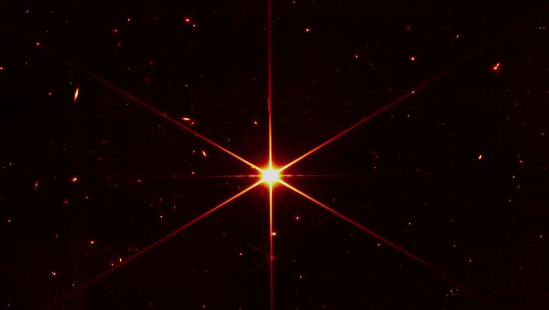 Imagem registrada pelo telescpio James Webb aps a primeira fase de alinhamento dos telescpios. A estrela em primeiro plano  a tnue 2MASS-J17554042+6551277. Ao fundo, diversas galxias e estrelas podem ser vistas ao mesmo tempo, comprovando a grande capacidade de resoluo e sensibilidade do telescpio.<BR>