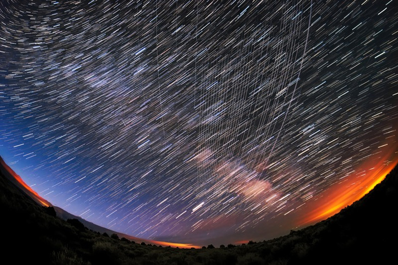 Rastro de satlites Starlink registrado por imagem time-lapse de longa exposio, localizada em Carson National Forest, no Novo Mxico. Credito: M. Lewinsky.<BR>