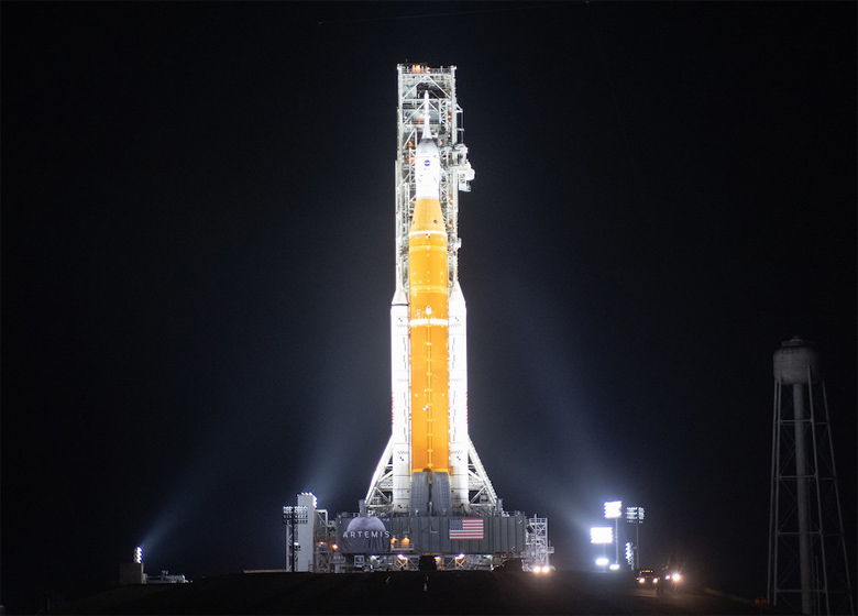Foguete SLS aguarda lançamento no Centro Espacial Kennedy