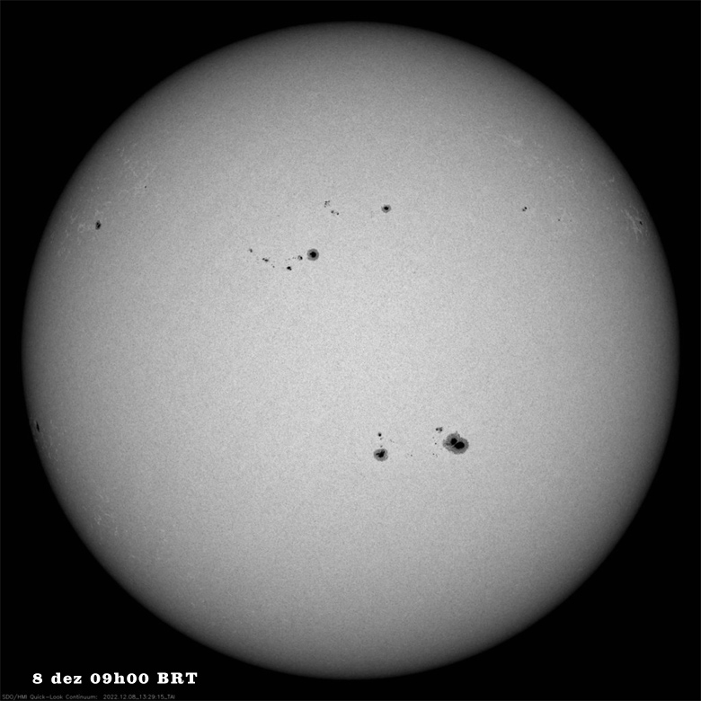 Sol registrado no comprimento de onda da luz visvel, em 8 de dezembro de 2022. O destaque fica por conta da mancha solar AR3153.