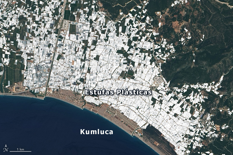 Detalhes da cidade de Kumluca, no sudoeste da Turquia, registrado pelo satlite Landsat 8 em 19 de maio de 2021. Na cena vemos uma grande quantidade de estufas plsticas, geralmente empregadas no cultivo de pepinos, pimentes e tomates.