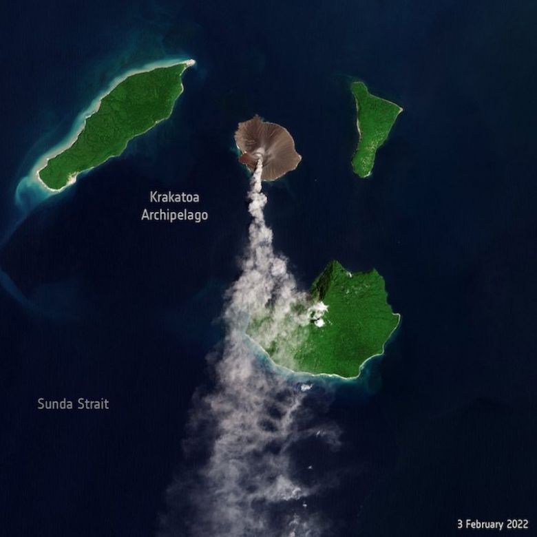 Imagem do satlite Copernicus Sentinel-2, da ESA, registrou a coluna de cinzas e gases txicos emitida aps a erupo do vulco Anak Krakatoa, em 3 de fevereiro de 2022, no Estreito de Sunda, na Indonsia. <BR>