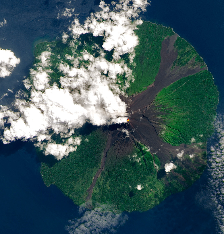 Vulco Manan, registrado pelo satlite Landsat em 22 de maio de 2022. No centro, a tpica assinatura trmica indicativa da presena de lava. Ao redor, vemos trs dos quatro vales formados por lavas de erupes passadas. Crdito: Landsat.