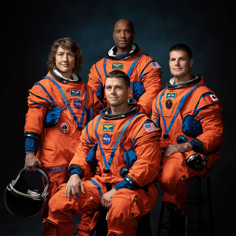 A tripulao da misso Artemis II. Da esquerda para a direita os astronautas Christina Hammock Koch, Reid Wiseman (sentado), Victor Glover e o canadense Jeremy Hansen. Credito: NASA<BR>