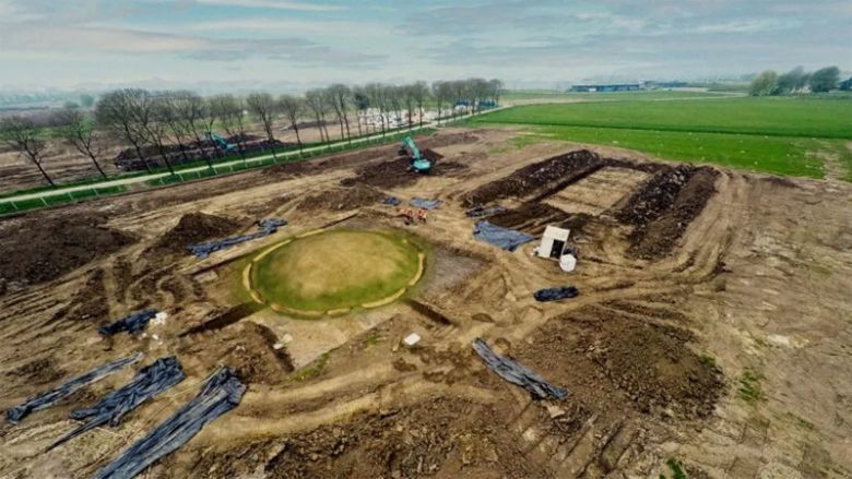 Imagem de drone mostra o local das escavaes do provvel calendrio solar, prximo  cidade de Tiel, na Holanda. Crdito: Municipality of Tiel.<BR>