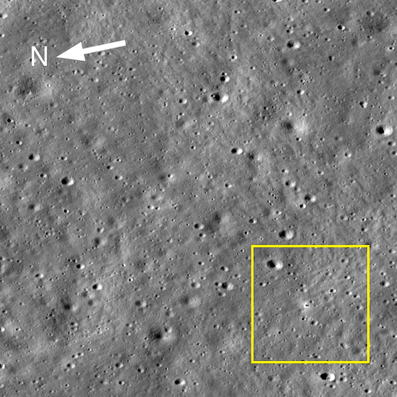 Imagem feita pela sonda estadunidense LRO (Lunar Reconnaissance Orbiter), mostra ao centro  o mdulo de pouso indiano Vikram, no polo sul da Lua. Crdito: NASA 