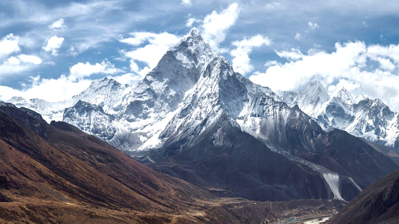 Imagem retrata o o Monte Everest, a mais alta montanha do mundo, com 8.849 metros acima do nvel do mar.<BR>