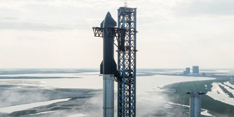 Foguete Starship no topo do foguete Super Heavy. O conjunto tem 120 metros de altura e pode levar at 150 toneladas de carga ao espao. 