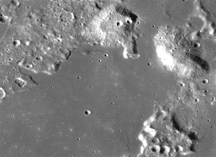 Sinus Viscositatis é uma larga região plana ao lado de um gigantesco antigo fluxo de lava chamado Gruithuisen Domes. A cena é um mosaico capturado pela câmera grande angular a bordo da nave LRO, lançada na orbita da Lua em 2009.<BR>
